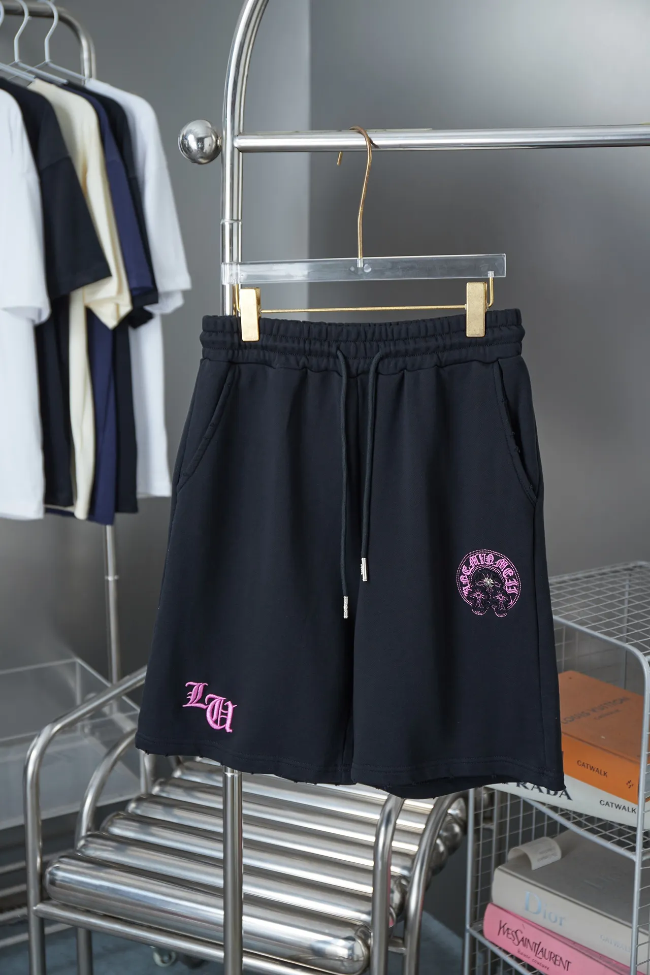 🅿️210 Ch*ome Hearte 2025ss new shorts Honbu patch pink embroidered shorts light luxury essential item for daily commuting for men and women Correct version Welcome to compare Detailed features · Made of 380g pure cotton health cloth fabric · Imported Tajima machine embroidery Honbu patchwork pink embroidered shorts with pink contrasting thread • Ready-made clothes are washed, worn and handmade • Hand-sewn Ch*ome Hearte hardware · Mold customization of the original logo-engraved hanging clock · Loose-waisted trousers · Double-needle stitching across seams · Original main mark, washed tag, moisture-proof paper packaging Color: Black/White Size: S M L XL